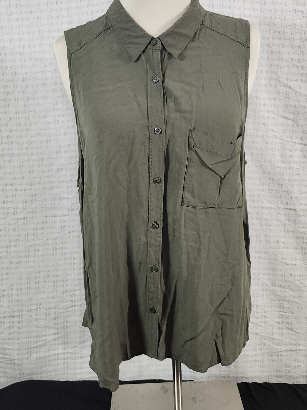 Arizona Jean Company Olive Sleeveless Button-Front Blouse
